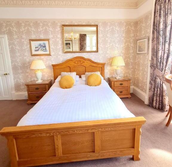 پانسیون Corriemar House