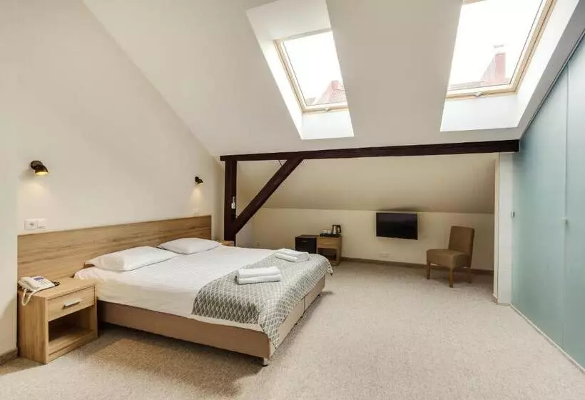 هتل Old Town Trio