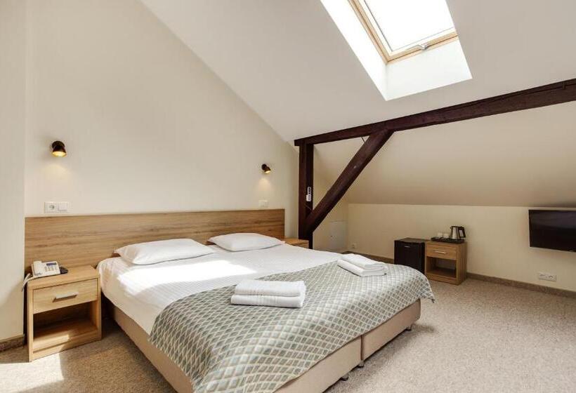 هتل Old Town Trio