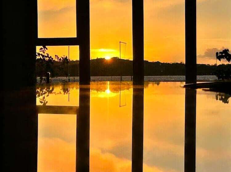 ホテル Lakeside Manor