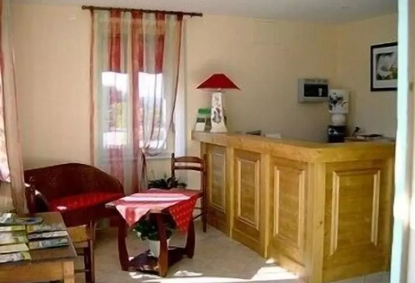 בית מלון כפרי Logis Le Saint Cyr