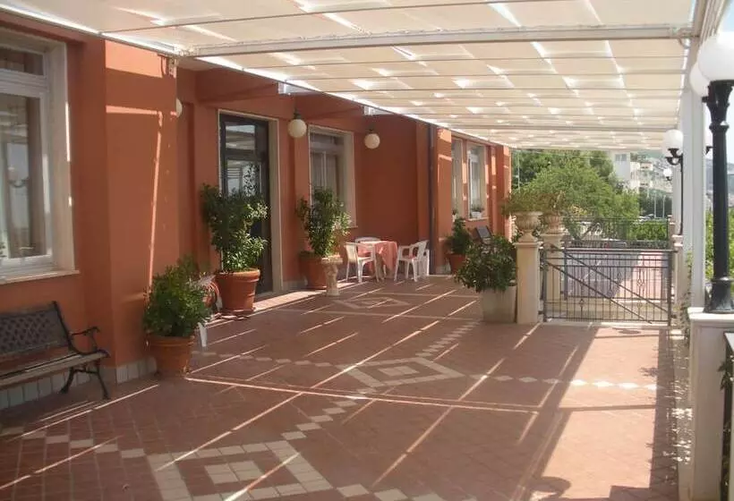 فندق Perla Del Gargano
