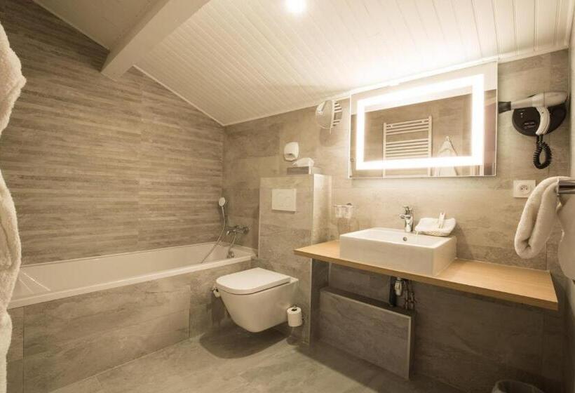 Logis Hotel Le Petit Casset