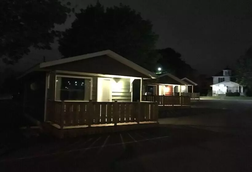 Royalty Maples Cottages And Motel