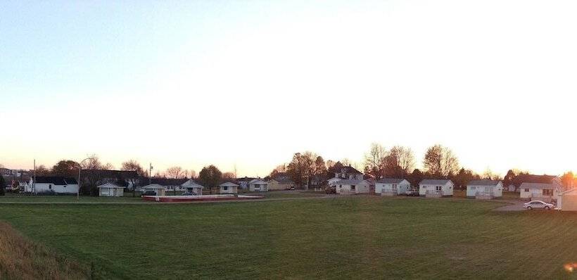 Royalty Maples Cottages And Motel