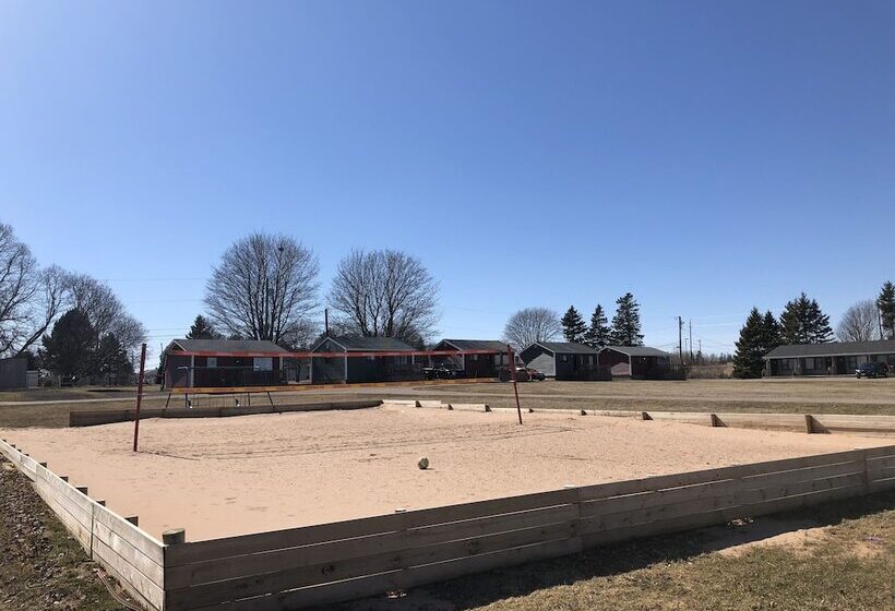 Royalty Maples Cottages And Motel