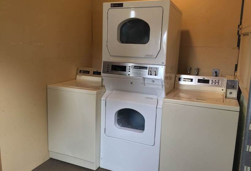 Royalty Maples Cottages And Motel