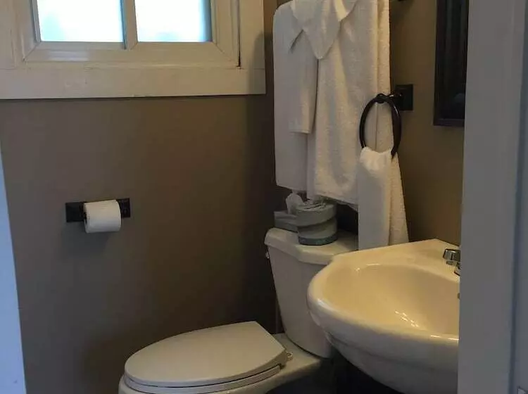 Royalty Maples Cottages And Motel