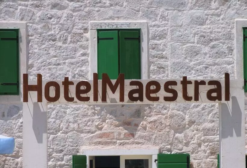 酒店 Maestral
