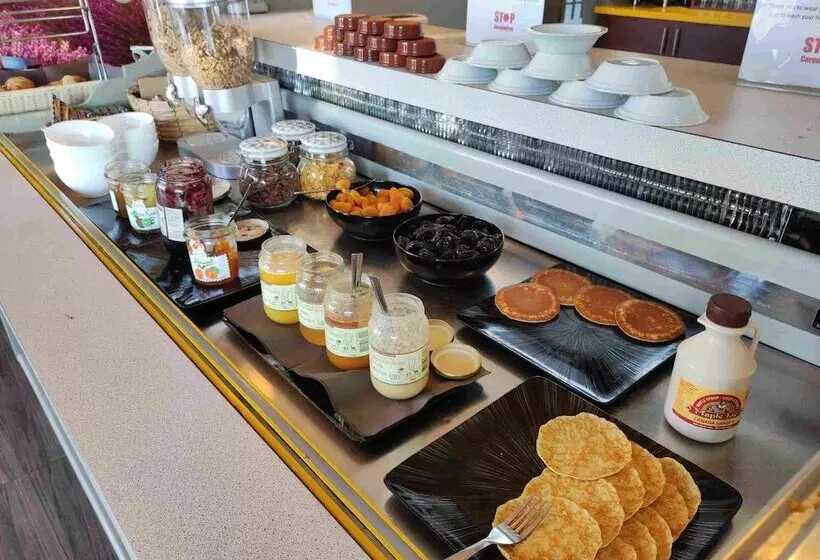 Отель Contact Hôtel Le Provençal Bordeaux Lac