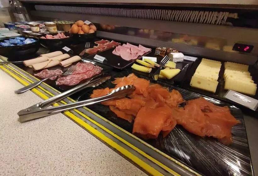 Отель Contact Hôtel Le Provençal Bordeaux Lac