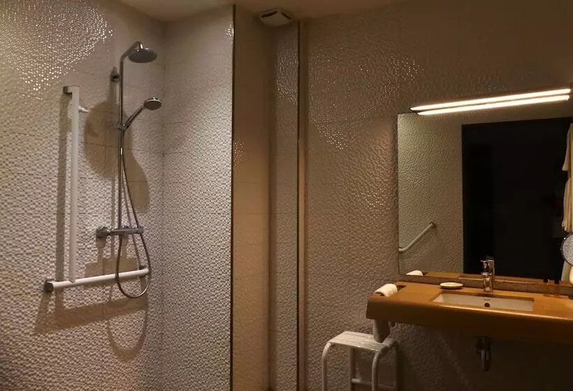 Отель Contact Hôtel Le Provençal Bordeaux Lac