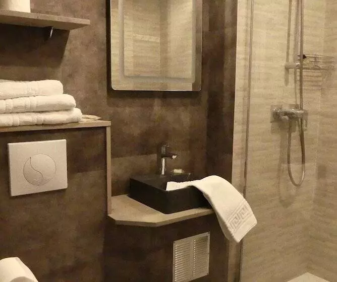 Отель Contact Hôtel Le Provençal Bordeaux Lac