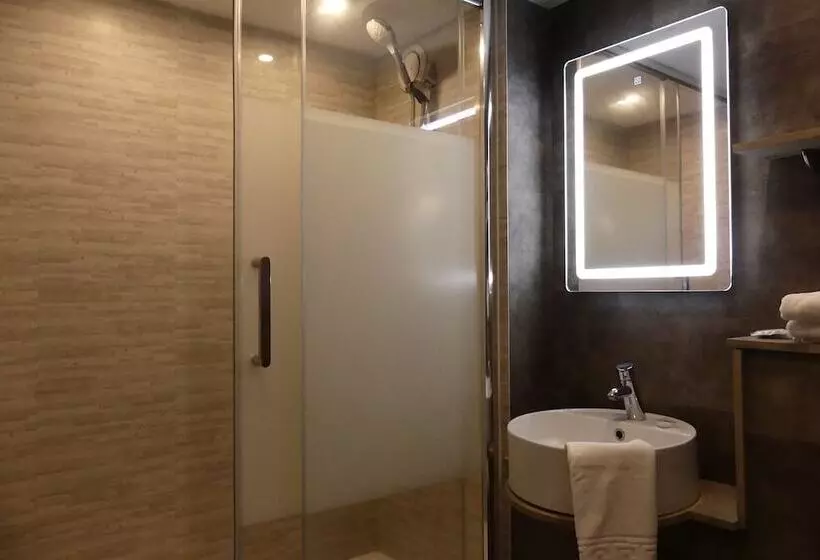 Отель Contact Hôtel Le Provençal Bordeaux Lac