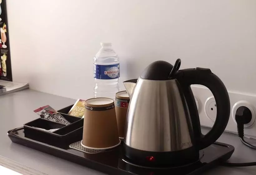 Отель Contact Hôtel Le Provençal Bordeaux Lac