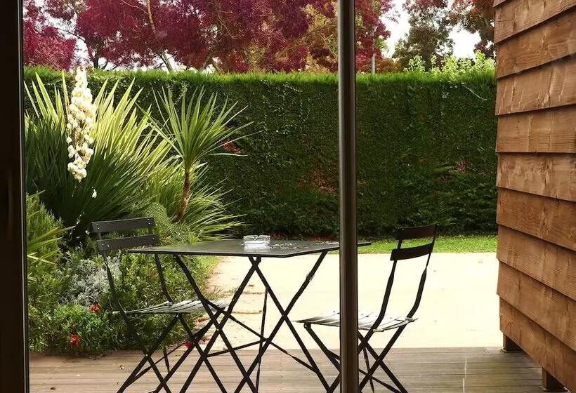 Отель Contact Hôtel Le Provençal Bordeaux Lac