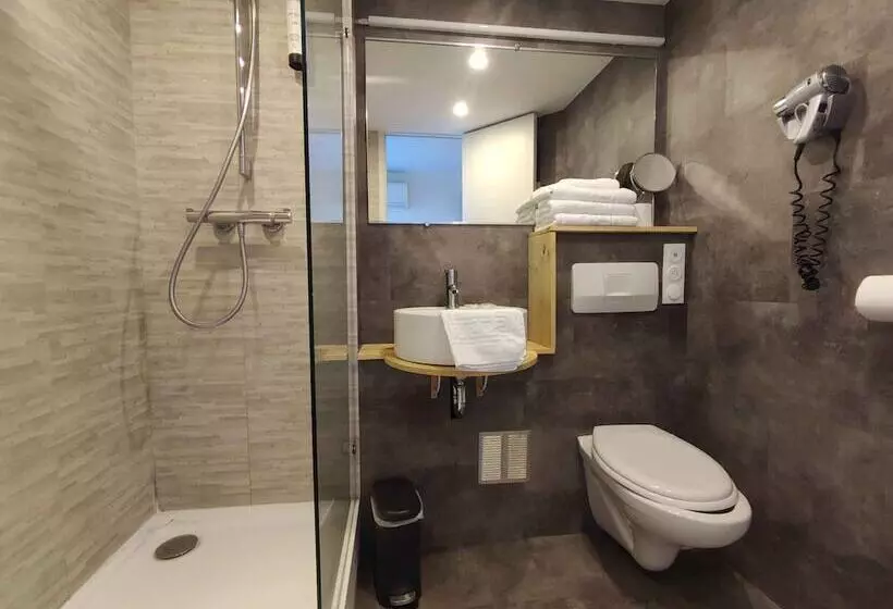 Отель Contact Hôtel Le Provençal Bordeaux Lac