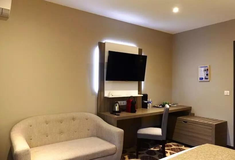 Отель Contact Hôtel Le Provençal Bordeaux Lac