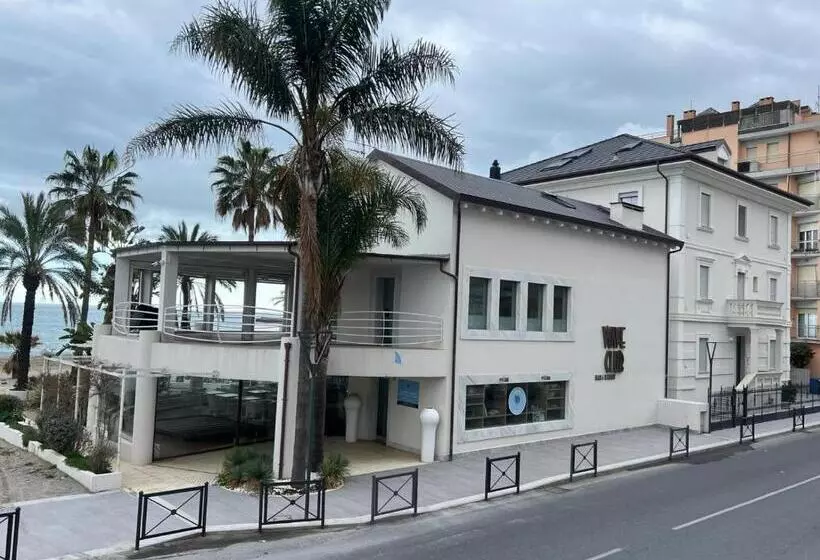 Отель De La Plage