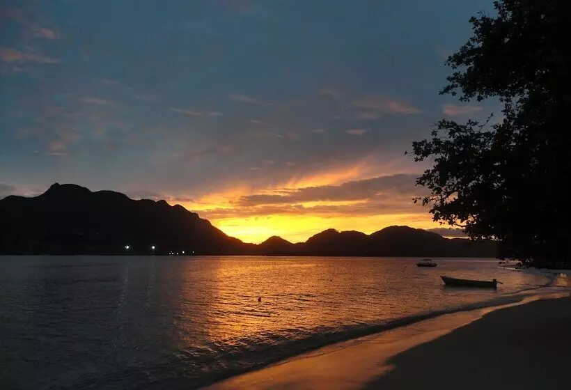 استراحتگاه L Habitation Cerf Island