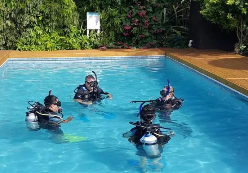 استراحتگاه The Black Pearl Beach Side Apartments