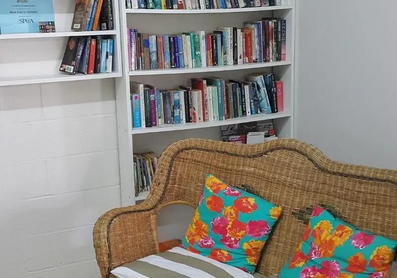 استراحتگاه The Black Pearl Beach Side Apartments