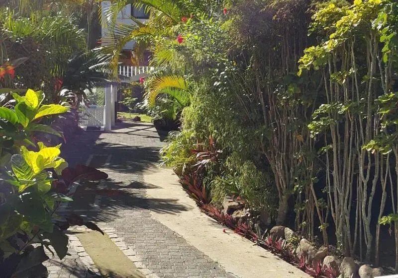 استراحتگاه The Black Pearl Beach Side Apartments