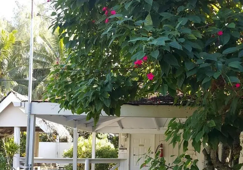 استراحتگاه The Black Pearl Beach Side Apartments