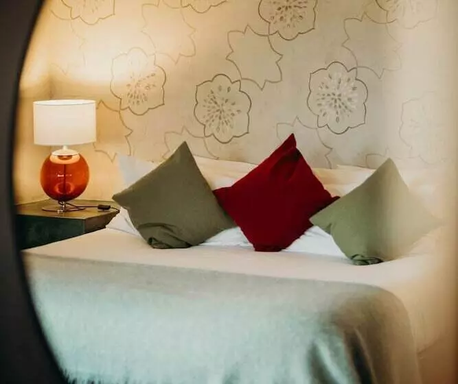 Singa Lodge Lion Roars Hotels & Lodges