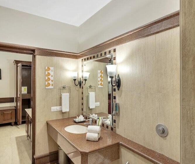 هتل Club Mahindra Naukuchiatal