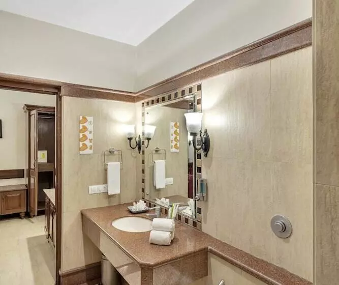 هتل Club Mahindra Naukuchiatal