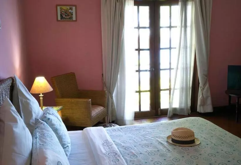 Отель Las Flores Beachside