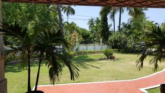 Отель Las Flores Beachside