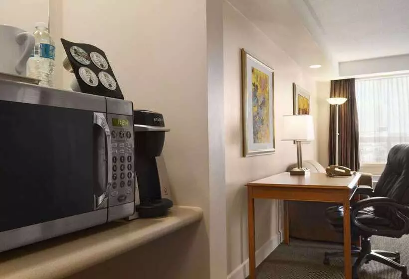 Отель Travelodge By Wyndham Spruce Grove