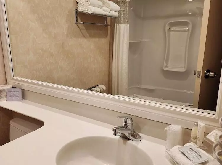 Отель Travelodge By Wyndham Spruce Grove