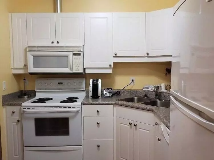 Отель Travelodge By Wyndham Spruce Grove