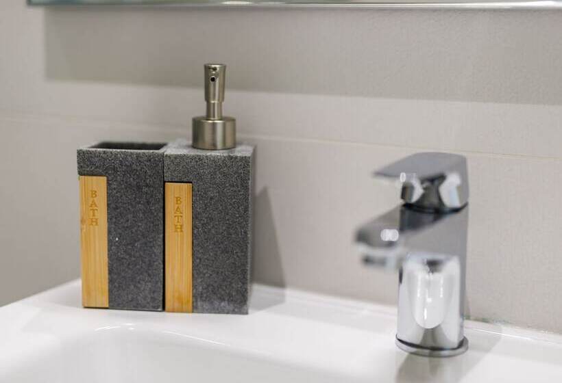 펜션 Onlyrooms Iv   Sea View & Free Parking