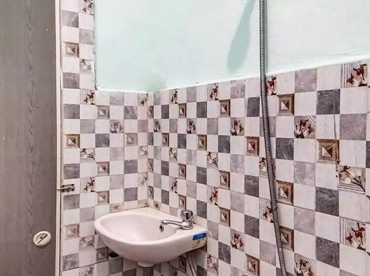 Hotelli Oyo 91163 Roemah Gh