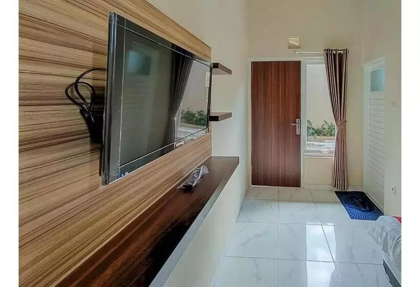 Hotelli Reddoorz Near Bns Batu