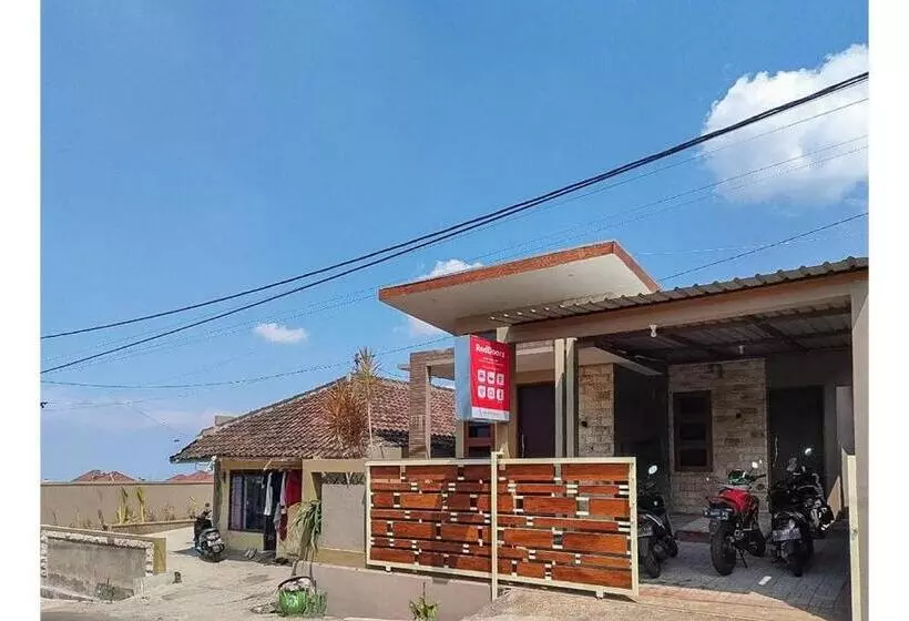 Hotelli Reddoorz Near Bns Batu
