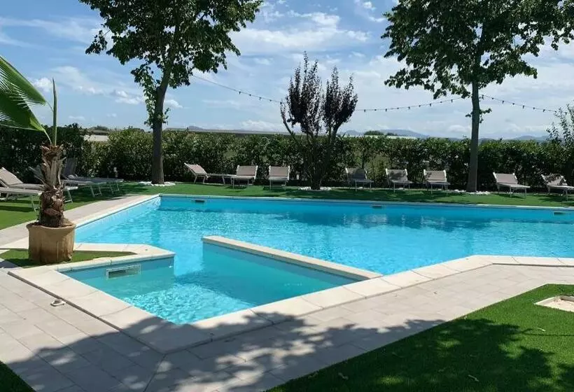 Hotelli Il Giullare By Agriturismo Borgo Castellaccia