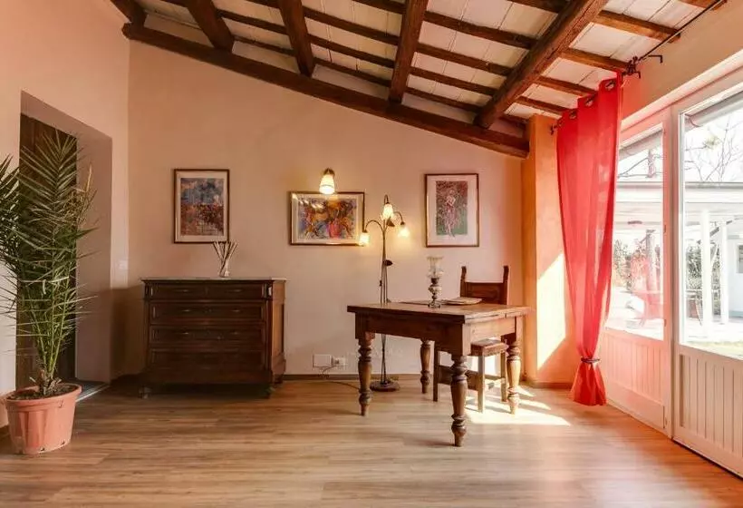 Hotelli Il Giullare By Agriturismo Borgo Castellaccia