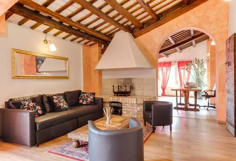 Hotelli Il Giullare By Agriturismo Borgo Castellaccia
