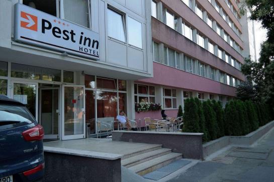 בית מלון כפרי Pest Inn