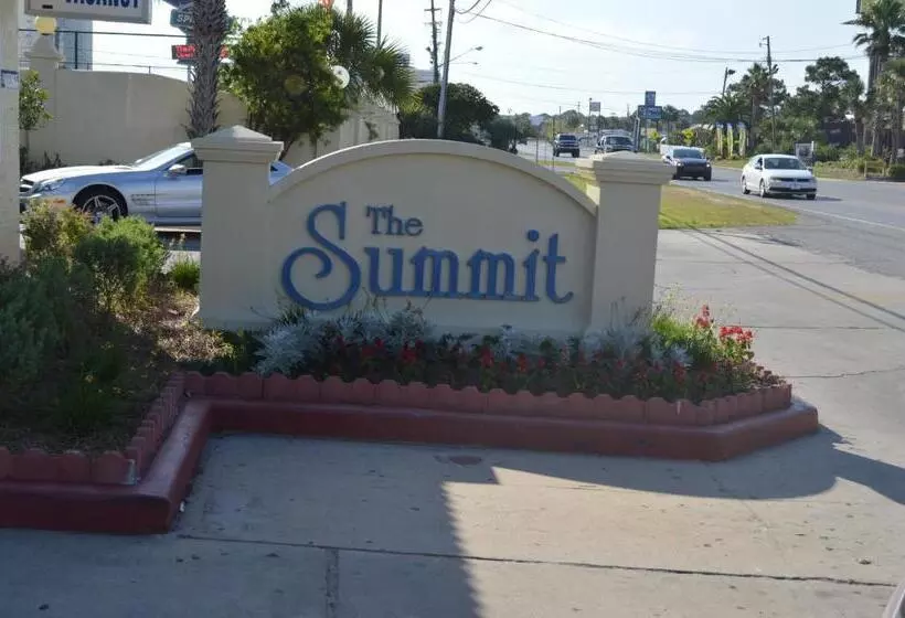ホテル The Summit 728