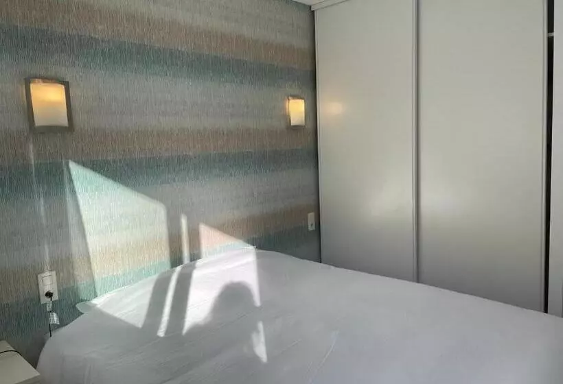 Camp De Base Sur Le Lac Du Bourget