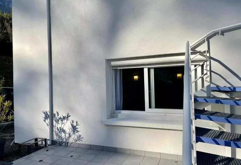 Camp De Base Sur Le Lac Du Bourget