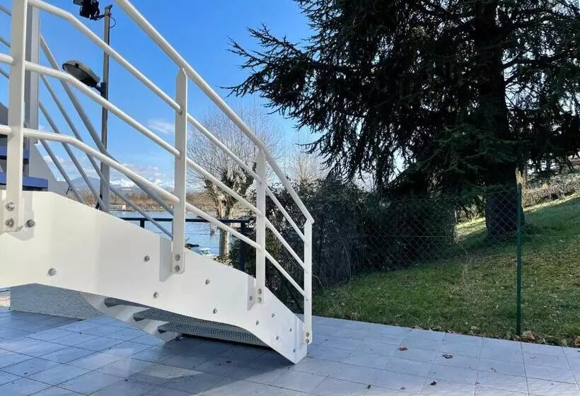 Camp De Base Sur Le Lac Du Bourget