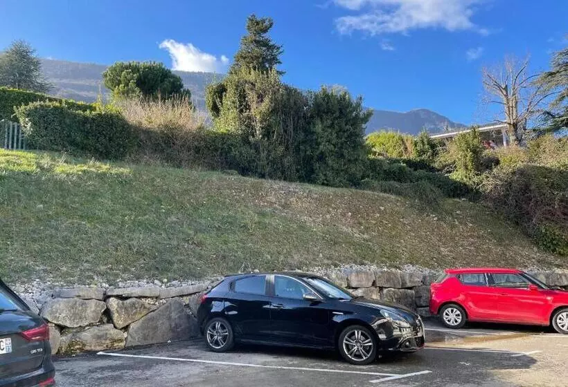Camp De Base Sur Le Lac Du Bourget