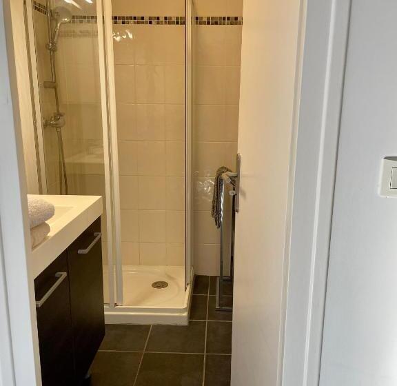 Camp De Base Sur Le Lac Du Bourget